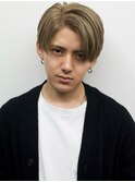金髪ハイトーンカラーセンターパートニュアンスパーマ