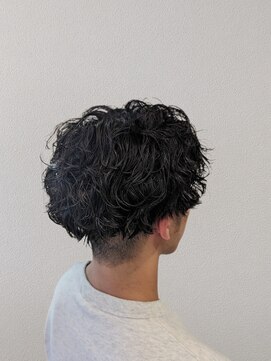 ウシワカマルエムティードット(USHIWAKAMARU MT.) メンズカット　ツイストスパイラルパーマ×サイドパート