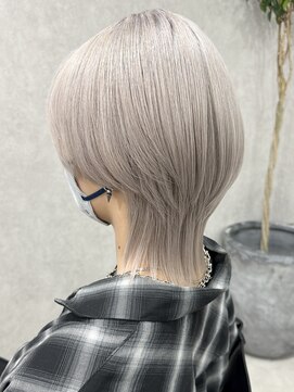 ロウル 渋谷(LOWRL) ホワイトシルバー/ダブルカラー/ブリーチ