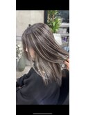 レイヤーボブハイライトブリーチレイヤーハイトーングレージュ