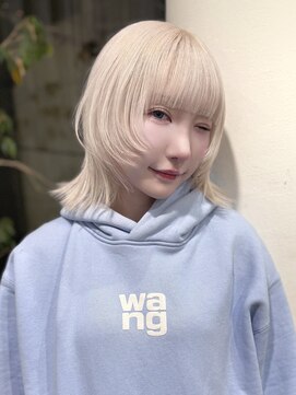 ジーナ オモテサンドウ(XENA) ホワイトブロンド×ホワイトカラー×ボブレイヤー×ケアブリーチ