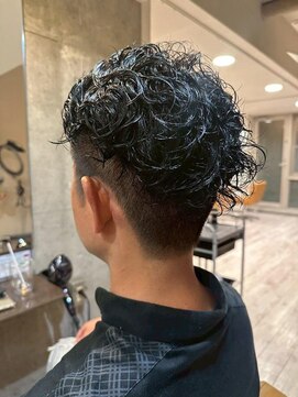 爽やか刈り上げメンズカット立体感ニュアンスパーマ大人黒髪ヘア