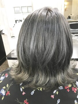 ビューティーコレクション 静岡北店 外はねアッシュグレー