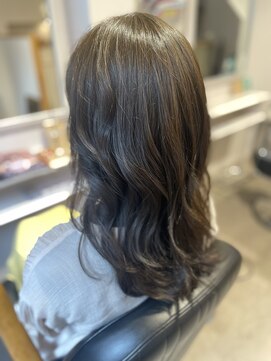 トレパルッキエーレ(tre parrucchiere) ［-tre-］グレージュ×エアリーロング　20代/30代/40代