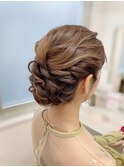 結婚式のアップスタイルの定番　編み込みxシニヨン