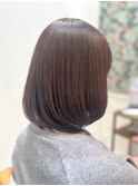肩で広がる髪をくくれる長さを残して短くサッパリ◎