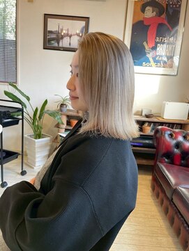 シー 岡崎(,SHE) 柔らか透明感ブロンドが魅力の外ハネナチュラルミディ