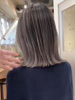 サイン 表参道(SIGN)&nbsp;ふんわりミディアムシースルーバングアッシュカラー大人ボブ