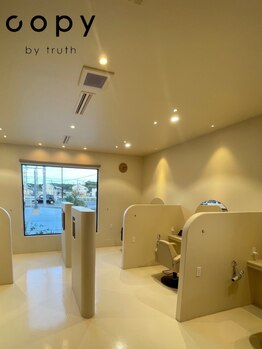 コピー バイ トゥルース(copy by truth)の写真/白を基調としたクリームベースの店内☆上質な空間で、髪も心も癒される時間をご提供。髪と心にご褒美を♪
