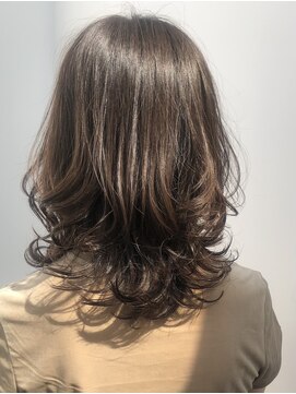 ドロップ(drop) 軽やかに揺れる大人のミディアムカジュアルヘア(表参道美容室)