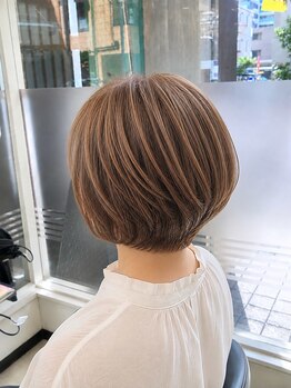 エスプラス 大久保店の写真/白髪染めのダメージにお悩みの方へ。92%天然由来「ヴィラロドラ」で、染めるたび潤う上品な艶髪に。