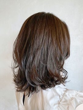 ベルビアンカ(Belle BIANCA) Belle BIANCA レイヤーカット/ミディアムウルフ by TOMOE