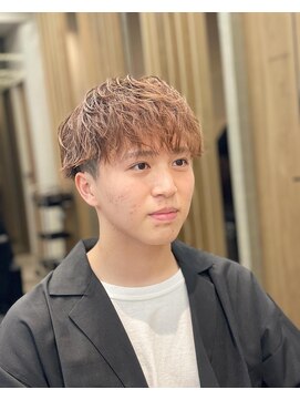 ラテ 渋谷(LATTE) ベージュカラー 刈り上げマッシュ 無造作スタイリング