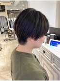 耳が出る長さのマッシュショートまるみくびれのあるヘアスタイル