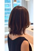 ミディアムレイヤー／外はねボブ／ショコラブラウン／艶感