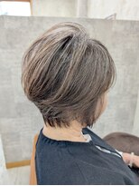 イル(iru)&nbsp;小顔リフト◇ショート/白髪活かし/Miku