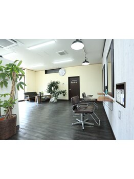 【駐車場あり！】広々とした店内で、ゆったりとしたくつろぎの空間を提供します☆丁寧な施術で理想の髪へ。