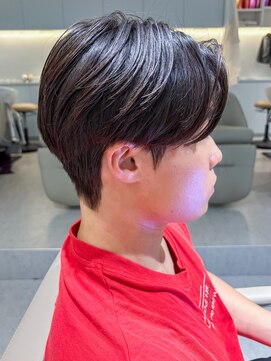 ノラ ウメダ(NORA UMEDA) 毛流れセンターパート韓国刈り上げツーブロックショートレイヤー