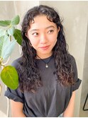 スパイラルパーマ　くるくるパーマ　真ん中分け　センター分け