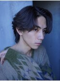 大人の抜け感を演出する、今トレンドのフェザーパーマ