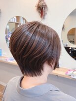 エメールヘア(aimere hair) トップふんわり艶ベージュカーキのショートボブ