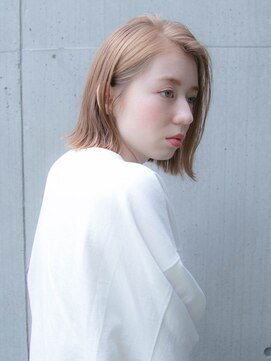 ルティア(Lutia) クリーミーベージュ 切りっぱなしボブ 外ハネ