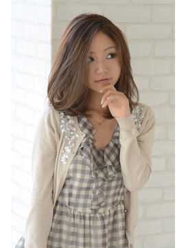 キキ(kiki) ミディアムレイヤースタイル