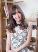 カラーの抜け感が上品な大人ウェーブスタイル♪