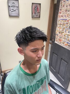 フォーコーナーズカットショップフェイビーズ 名古屋西(FourCornersCutShop favey's) ショートバング【刈り上げ】【ローフェード】