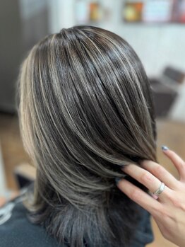 リズ(Reis)の写真/大人女性だからこそ、カラーで遊べる。髪のダメージを最小限に抑えながら、《艶感×透明感》なスタイルに。