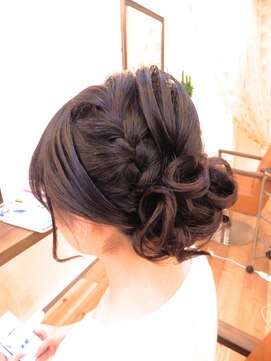 レアリス ヘアーデザイン(REALIS hair design) 編み込みと少しスジっぽい