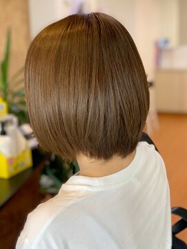 アークスヘアー 透明感ベージュカラー×大人かわいい前下がりショート