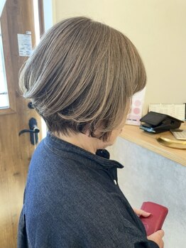 年齢と共に増える"白髪を味方に"ハイライトやブリーチワークで白髪を隠すから活かす時代へ♪脱白髪染め！