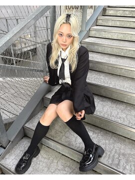 ユーフォリア 渋谷グランデ(Euphoria SHIBUYA GRANDE) ハイトーン　ブロンドヘア　レイヤーカット　ウェーブ巻き　YUKI