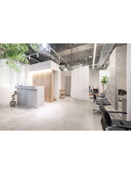 天井が高く開放的な店内でゆっくりお過ごしいただけます♪