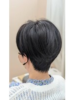 アンジュール コロレ(1//jour colore)&nbsp;簡単スタイリング！艶髪ショートのダーク系白髪染め