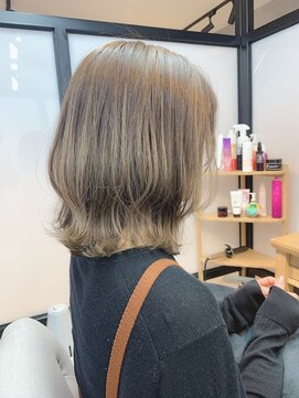 イーラ(era) 《era》グレーベージュ　ハイライト　シースルーバング　みわ