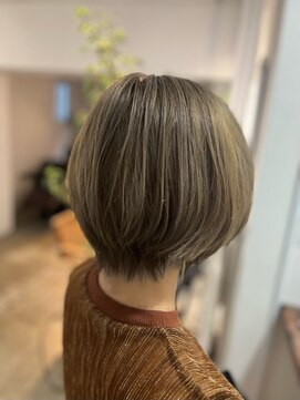 ツムグ 代官山店(TUMUGU) 小顔ショートボブ丸みショート×パープルブラック白髪ぼかし