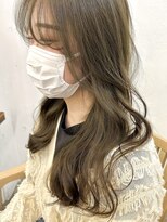 ファルベ(Farbe)&nbsp;前髪/ワンカールレイヤー/ウエーブパーマ/オリーブベージュ