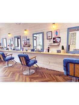 ４席のみのプライベート空間。周りを気にせず、ゆっくりとした時間を過ごしたい方にオススメのサロン。