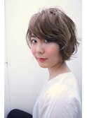 グレージュ×無造作ショート 大人のラフさを演出