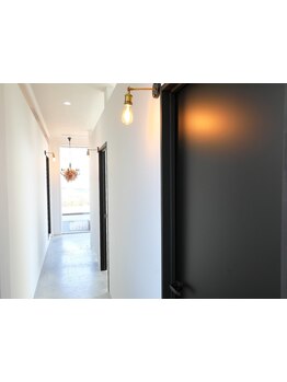 完全個室で居心地の良い、おしゃれなサロン。周りを気にせずあなただけのサロンタイムをお過ごしください♪