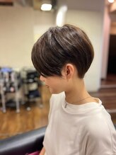 大人可愛い20代30代40代黒髪前下がりショート刈り上げ女子