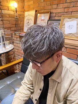 フォーコーナーズ(Four Corners) 透け感カラー、ショートマッシュ