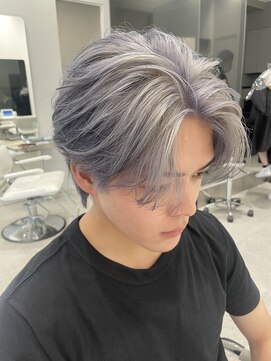 イリ(iLi) 【iLi ×HIRAI】メンズヘア/センターパート/ブリーチカラー