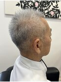 白髪を活かした、清潔感のあるベリーショート