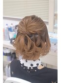 ショートヘアのねじりハーフアップ