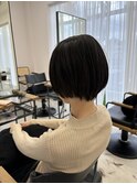 束感ショートボブとダークグレーカラー