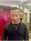短髪スキンフェード震災刈りアイロンパーマベリーショートメンズ