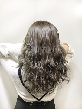 リリー シンジュク(Lilly) 【Lilly新宿】#ナチュラル#グレージュ#イルミナカラー